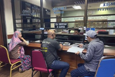 Proses permohonan di kaunter PTG berjalan lancar. 