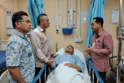Adly (dua dari kiri) meninjau keadaan kru yang masih menerima rawatan di Hospital Melaka.