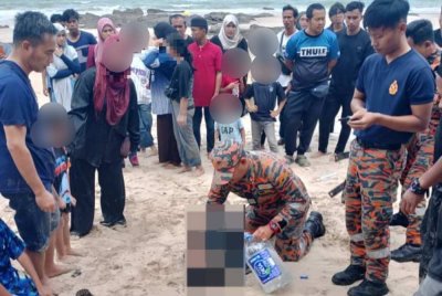 Anngota bomba memberikan bantuan kepada salah seorang mangsa. Foto: Bomba 