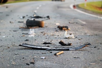 Kemalangan membabitkan sebuah motosikal dan sebuah kenderaan pacuan empat roda. - Gambar hiasan