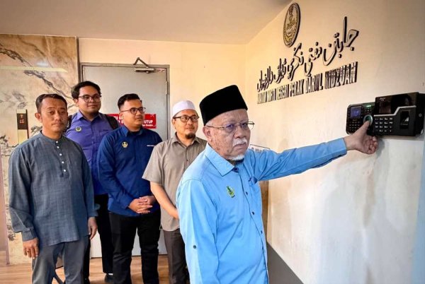 Wan Zahidi mengimbas jari buat kali terakhir selepas menamatkan perkhidmatan sebagai Mufti Perak pada Rabu. FOTO FB Jabatan Mufti Negeri Perak.