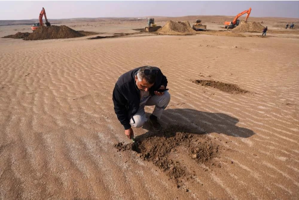 Seorang jurutera tempatan memeriksa keadaan tanah sebelum melaksanakan projek tersebut.