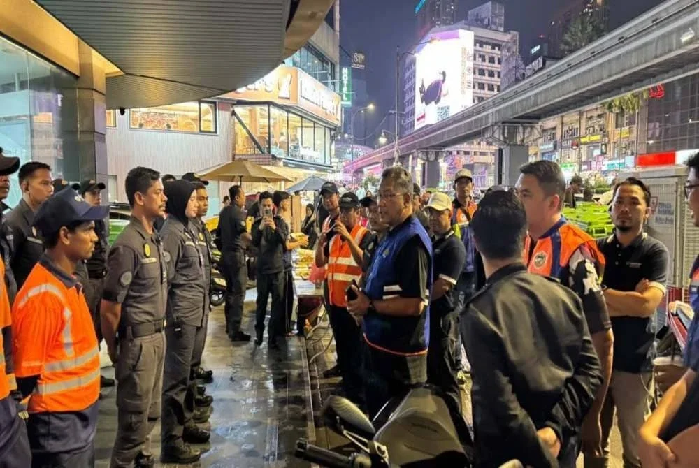 Petugas diberi taklimat sebelum memulakan Ops Cegah di sekitar ibu negara.