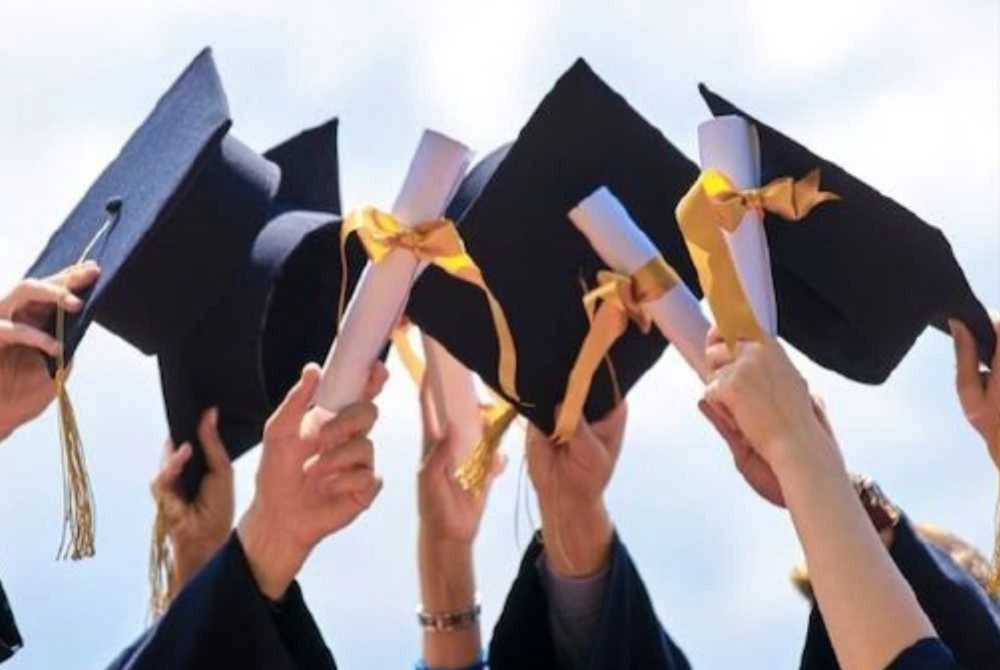 Pendidikan tidak boleh difahami semata-mata sebagai segulung ijazah, tetapi sebagai proses berterusan membina kehalusan berfikir, empati sosial dan keupayaan memahami realiti manusia yang kompleks. Foto hiasan