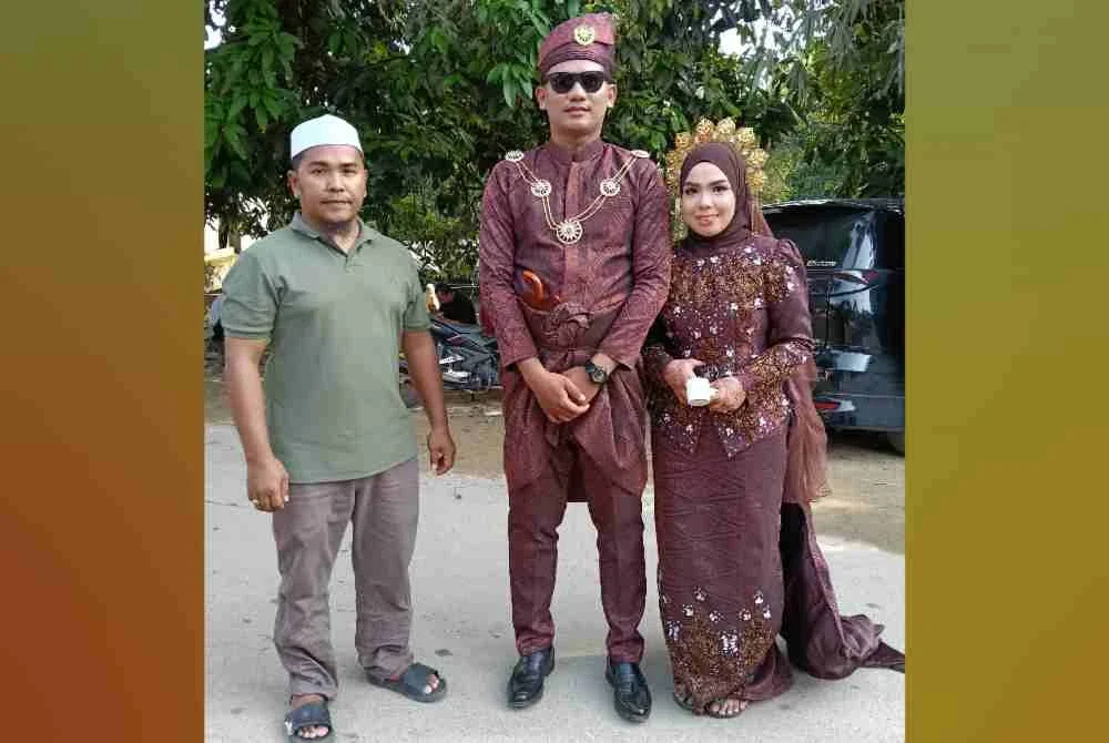 Mohd Zaki (kiri) bergambar bersama pasangan pengantin baharu di Sungai Chatel Damai, Lata Rek, Kuala Krai pada Khamis.