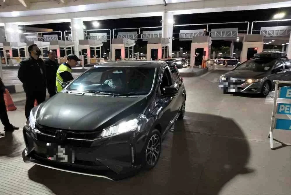 Khairul Anwar (tiga dari kiri) membuat pemeriksaan dalam Ops Tahun Baharu 2026 di Kompleks Imigresen, Kastam, Kuarantin dan Keselamatan (ICQS) malam tadi. Foto Bernama 