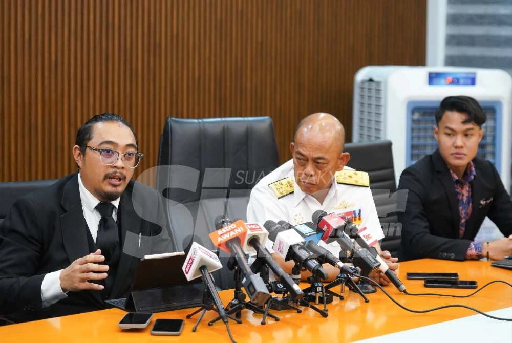 Muhammad Firdaus (kiri) bertindak sebagai jurucakap rasmi ketika sesi sidang akhbar khas pada Jumaat. Foto Rosli Talib