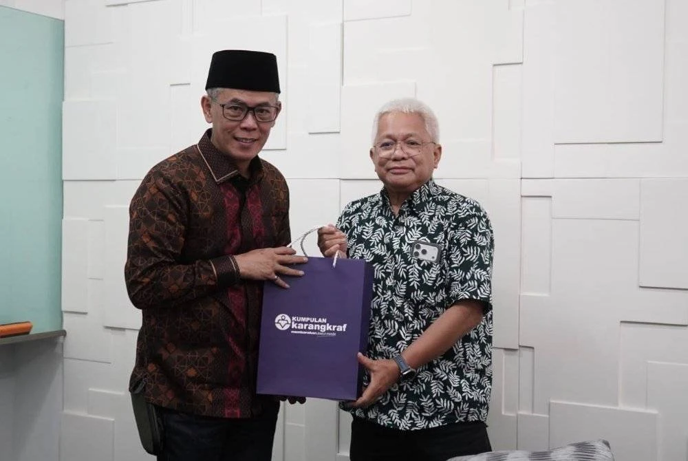 KOH DONDY (kiri) bersama Penasihat Karangkraf, Datuk Hussamuddin Yaacub ketika berkunjung ke Karangkraf di Shah Alam baru-baru ini. 