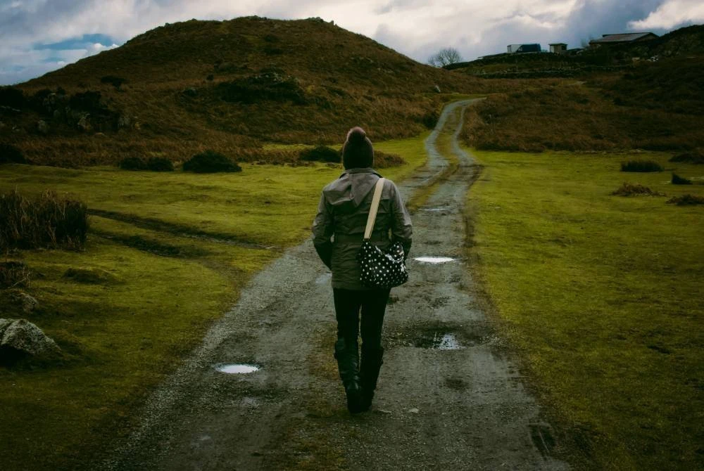 TERUS melangkah walau dunia penuh ranjau berduri. Foto Canva