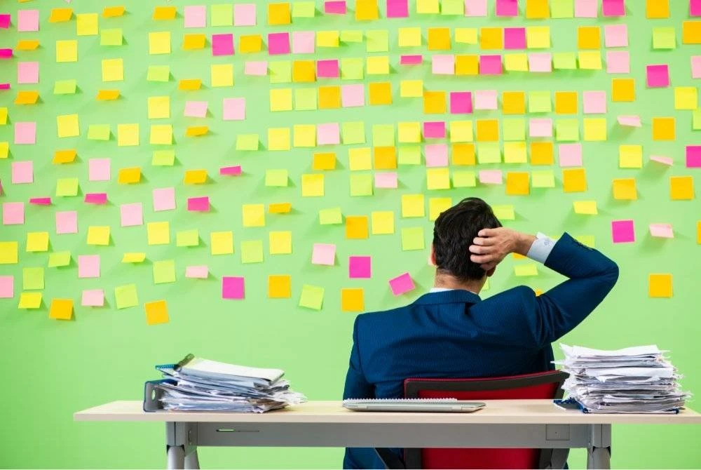 KEBIASAAN awal tahun, kita sibuk menulis azam untuk dilaksanakan. Foto Canva