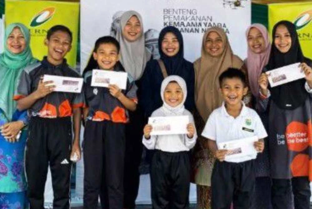 Penyampaian sumbangan persediaan persekolahan kepada komuniti pesawah, asnaf dan keluarga B40 mencerminkan komitmen berterusan serta keprihatinan BERNAS terhadap kesejahteraan komuniti terkesan pasca banjir.