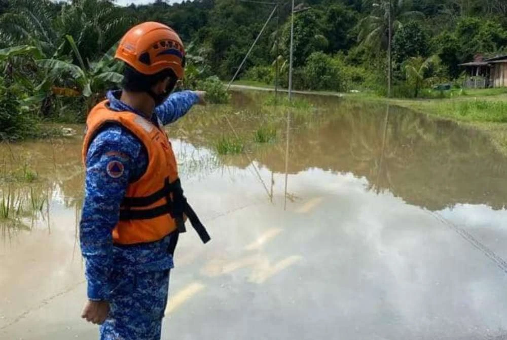 Anggota APM melakukan tinjauan di Kampung Lubak yang terjejas banjir di Beaufort.