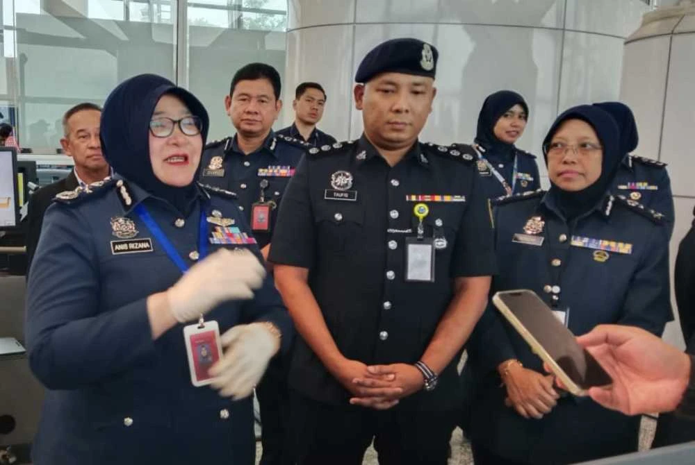 Anis Rizana (kiri) ketika melakukan lawatan di sekitar pintu pelepasan penumpang di KLIA pada Jumaat.