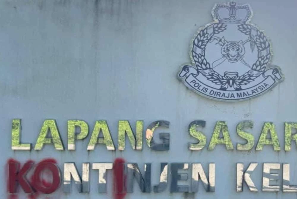Contengan menggunakan cat merah di dinding pagar Lapang Sasar PDRM Kontinjen Kelantan di Gunong, Bachok.