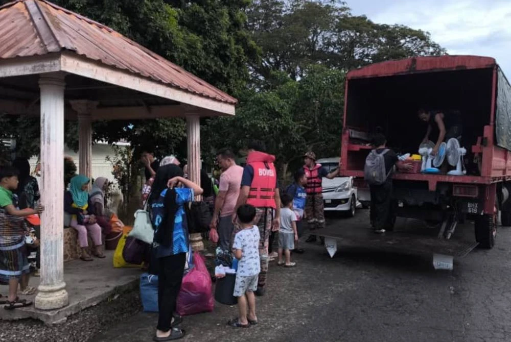 Operasi memindahkan mangsa banjir dilakukan oleh pasukan bomba di Kampung Suasa, Beaufort.