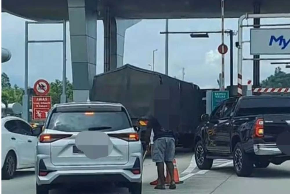Tindakan dua individu berlagak samseng mengundang padah apabila kedua mereka kini sedang diburu pihak polis.