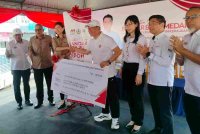 Kor Ming (empat dari kanan) menyerahkan replika cek bernilai RM40 juta kepada Sandra Ng selepas mengadakan lawatan kerja ke Bandar Baru Medan Ipoh pada Jumaat.