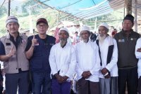 KOH DONDY (dua dari kiri) bergambar bersama penduduk suku Tau Taa Wana di Morowali Utara, Indonesia selepas mereka memeluk Islam baru-baru ini.