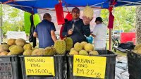 Roni Azlan menunjukkan antara musang king dijual di gerainya di Seremban 
