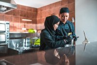 ISLAM mengajar umatnya untuk bersungguh-sungguh dalam urusan dunia tanpa mengabaikan aspek akhirat. Foto Canva