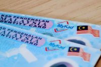 Kegagalan ibu bapa mendaftarkan perkahwinan secara sah antara faktor yang mendorong isu keciciran kad pengenalan. Foto hiasan