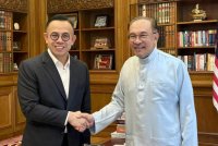 Steven Sim mengadakan pertemuan dengan Perdana Menteri itu untuk membincangkan hala tuju Kementerian Pembangunan Usahawan dan Koperasi bagi tahun ini. - Foto Bernama