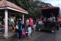 Operasi memindahkan mangsa banjir dilakukan oleh pasukan bomba di Kampung Suasa, Beaufort.