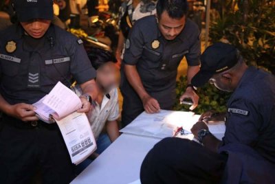 Penguat kuasa mengeluarkan Notis Pemberitahuan Kesalahan kepada individu yang dikesan membuang sampah.