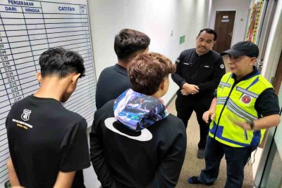 Khairul Anwar (kanan) menyoal tiga suspek berusia 23 tahun yang ditahan selepas positif ganja ketika pulang dari meraikan sambutan Tahun Baharu di negara jiran dalam Ops Tahun Baharu 2026 di Kompleks Imigresen, Kastam, Kuarantin dan Keselamatan (ICQS) malam tadi. Foto Bernama 