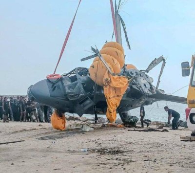 Helikopter Super Lynx milik TLDM melakukan pendaratan cemas di perairan Pantai Klebang ketika pesawat sedang melaksanakan penerbangan demonstrasi bersempena dengan Sambutan Hari Ulang Tahun ke-60 Grup Gerak Khas (GGK), Tentera Darat Malaysia (TDM). Gambar tular 