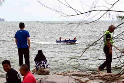 Anggota Pasukan penyelamat ketika melakukan operasi mencari dan menyelamat seorang lagi mangsa lemas di Pantai Sura Tengah, pada Khamis. Foto Bernama