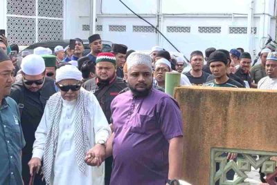 Abdul Hadi (depan, dua dari kanan) selepas menyampaikan kuliah duha di Masjid Rusila, Marang pada Jumaat.