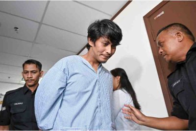 Muhammad Aiman didakwa di Mahkamah Sesyen Ipoh pada Jumaat atas dua pertuduhan mencederakan ibu bapanya sehingga parah menggunakan pedang samurai pada Disember lepas. Foto Bernama