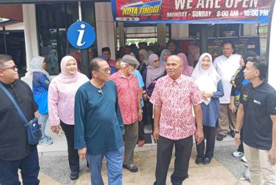 Mohamed Khaled (tiga dari kiri) pada Majlis Ramah Mesra Bersama Komuniti Kampung Malam Di Dewan Terbuka Pangkalan Kota di Kota Tinggi pada Jumaat.