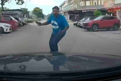 Tangkap layar seorang pejalan kaki yang meluru secara tiba-tiba ke arah sebuah kereta yang sedang bergerak melalui Jalan Austin Heights 8/2, di Johor Bahru pada Khamis.