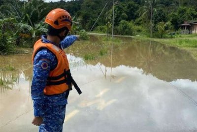 Anggota APM melakukan tinjauan di Kampung Lubak yang terjejas banjir di Beaufort.