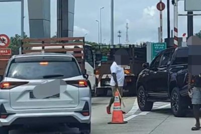 Tindakan dua individu berlagak samseng mengundang padah apabila kedua mereka kini sedang diburu pihak polis.