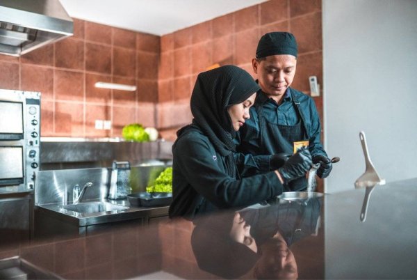 ISLAM mengajar umatnya untuk bersungguh-sungguh dalam urusan dunia tanpa mengabaikan aspek akhirat. Foto Canva