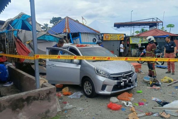 Tiga kenderaan dan dua gerai rosak selepas sebuah silinder gas helium meletup di Medan Selera Sungai Ramal, Kajang tengah hari Jumaat. Foto JBPM Selangor