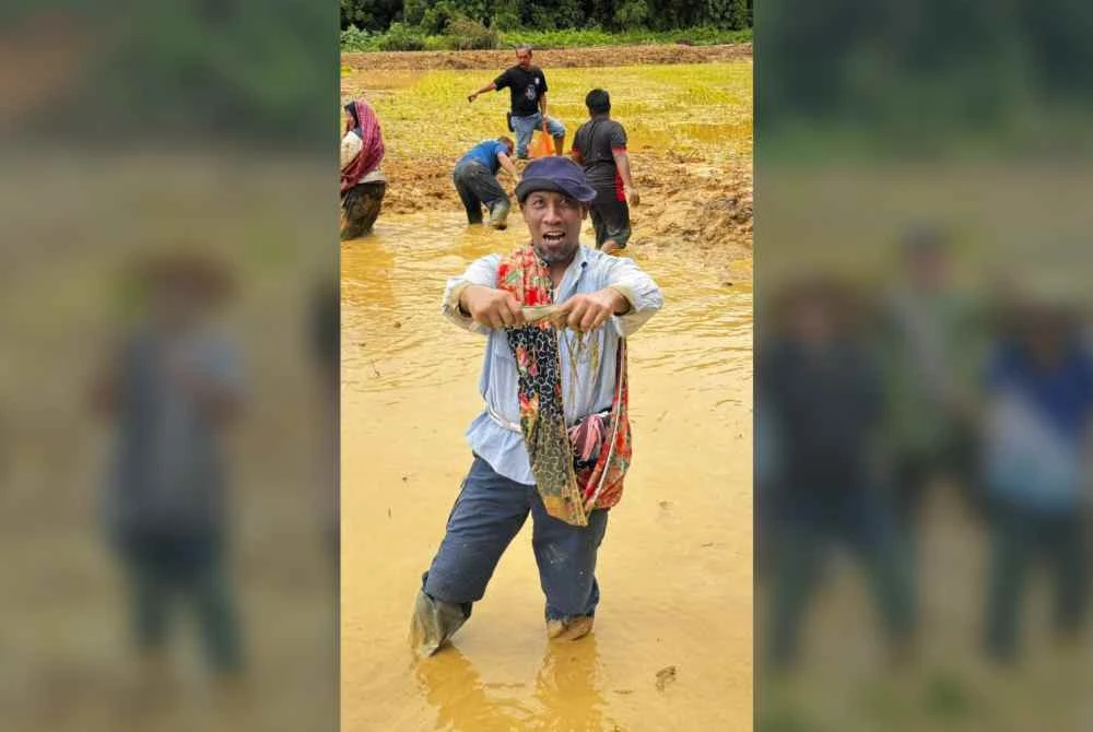 Salah seorang peserta menunjukkan ikan yang berjaya ditangkap.