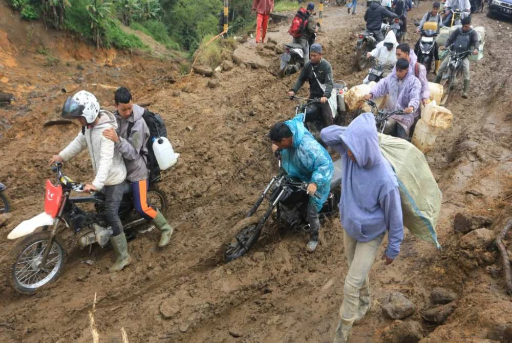 Motosikal yang diubah suai digunakan untuk meredah laluan berlumpur.