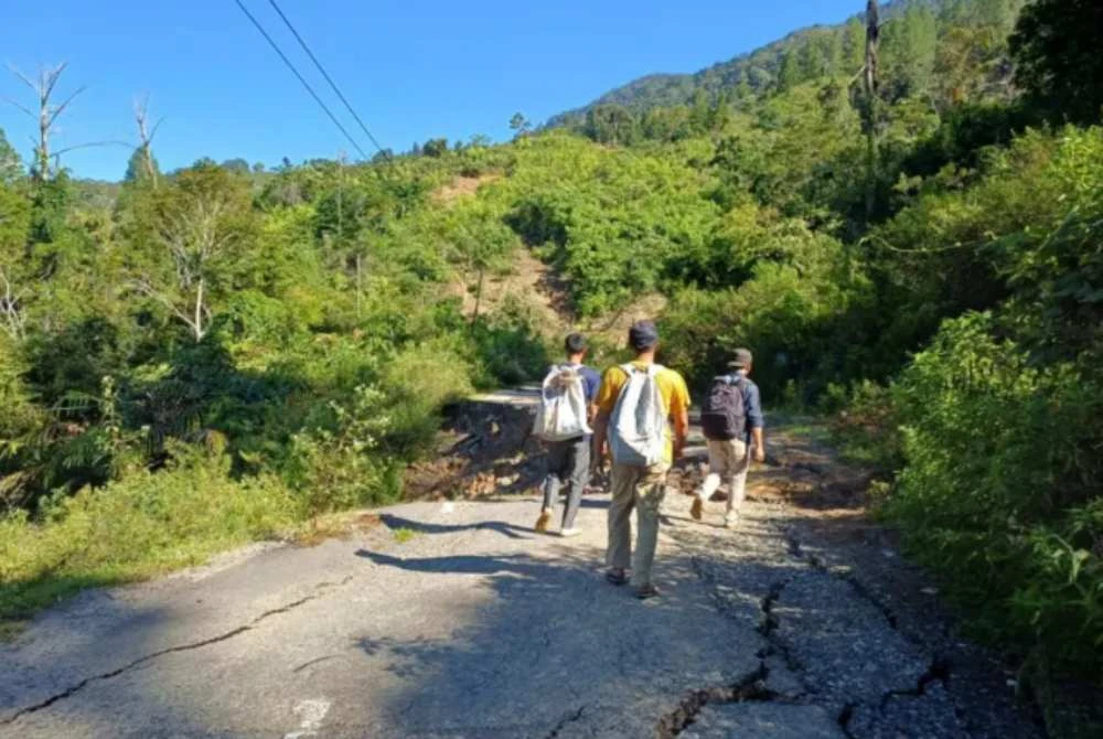 Usman bersama rakan-rakannya berjalan kaki, meredah hutan, laluan berbukit, kebun dan sungai bagi mendapatkan bantuan.
