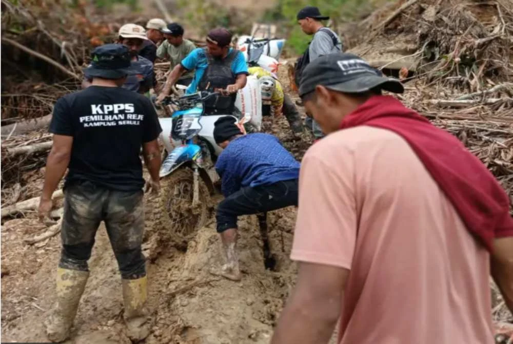 Antara belia yang terlibat mendapatkan bekalan makanan bagi mengelakkan penduduk daripada kebuluran.