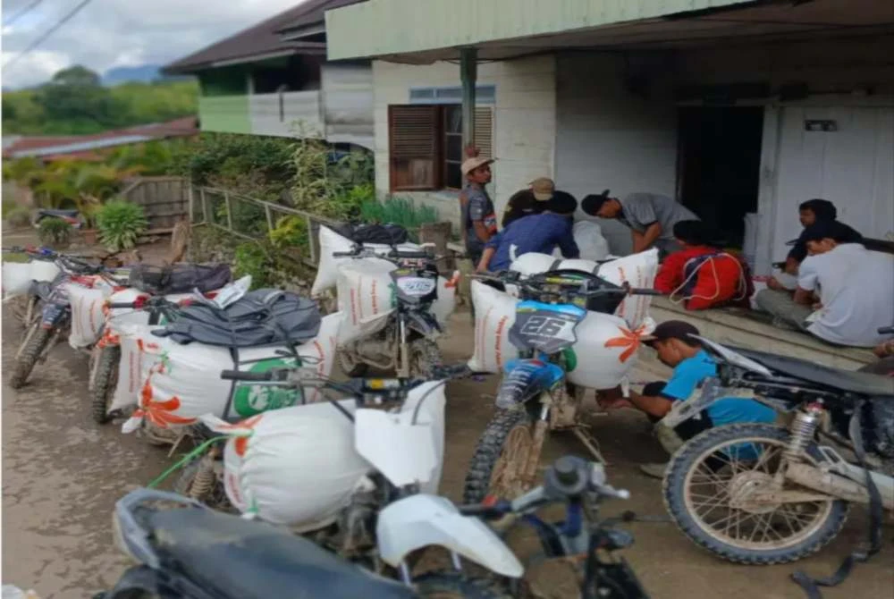 Bekalan makanan yang dikumpulkan diangkut dengan menggunakan motosikal.