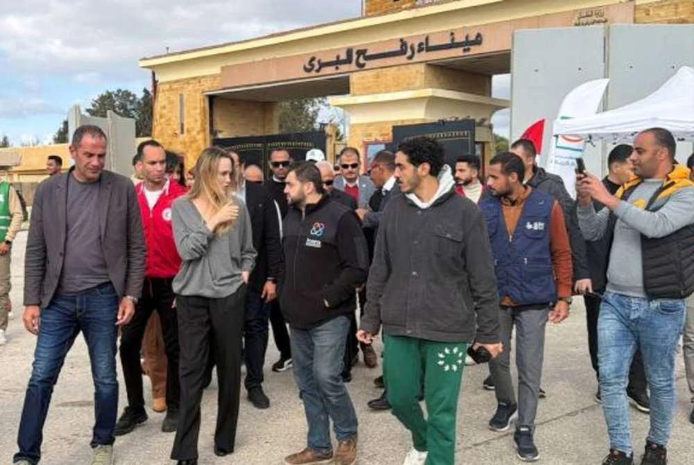 Angelina Jolie (dua dari kiri) pada Jumaat melawat kawasan sempadan Rafah di Mesir yang menghubungkan Gaza, bagi meninjau usaha penghantaran bantuan kemanusiaan ke wilayah bergolak itu. Foto Reuters