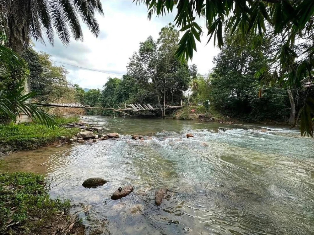 Keadaan titi gantung di Sungai Chatel Damai, Lata Rek, Kuala Krai yang runtuh dalam kejadian pada Khamis 