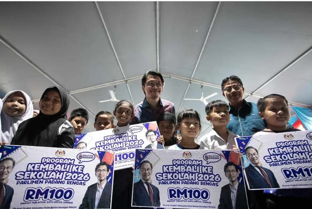 Muhammad Kamil (tengah) bersama penerima Sumbangan Kasih Madani, Kembali ke Sekolah Parlimen Padang Rengas 2026 di Pusat Komuniti Rakyat, Taman Puncak Bougainvillea pada Sabtu.