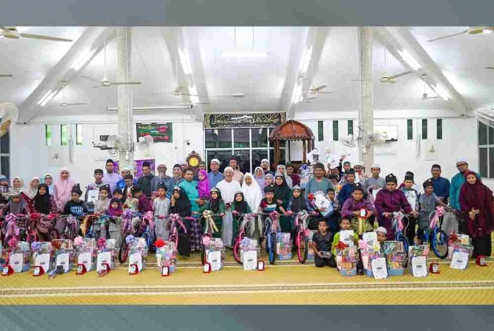 Kesemua 15 pemenang cabaran King of Subuh Warrior merakam gambar bersama keluarga dan ADUN Kijal, Datuk Razali Idris.