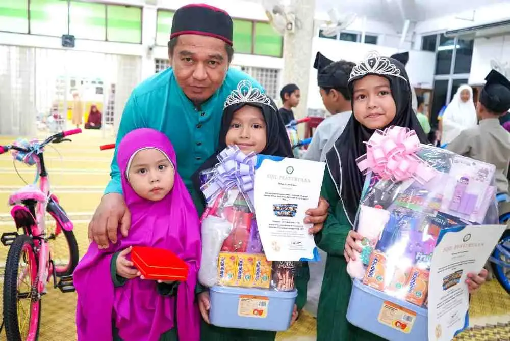 Khairul Shahrul bersama anaknya yang berjaya menunaikan solat Subuh berjemaah secara konsisten di Masjid Bukit Anak Dara, Kampung Kijal, Kemaman.