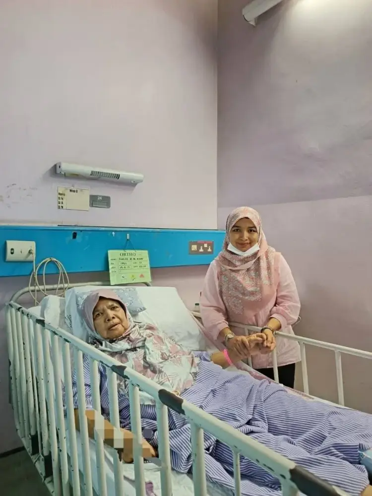 Hamizah bersama ibunya ketika menjalani rawatan di Hospital Kuala Pilah.
